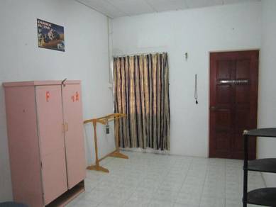 Rumah teres 2 setengah tingkat, 4 bilik.Bilik utk sewa. Pusat bandar