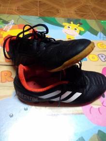 kasut futsal predator