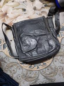 Sling bag leather