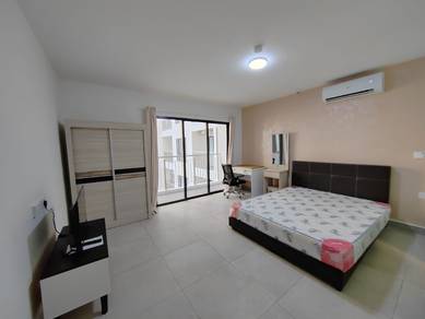 Balcony Studio Fully furnished wifi parking near mrt kd airport subang
