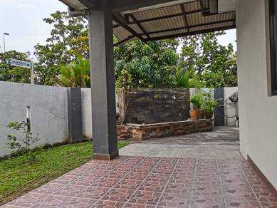 Corner single story house in tmn puchong intan for sale