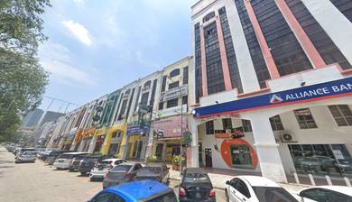 Kuchai lama 4.5 story shop with lift face main road near Alliance bank
