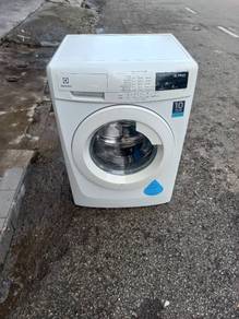 Electrolux front load hot washer washing machine 7