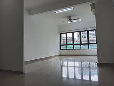 Partially furnished 4 rooms with facilities and short walk to Mall
