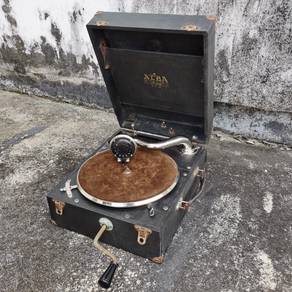 Ber1 Antique Gramophone Player British Traveller
