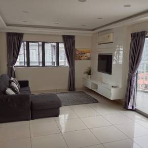 Maisson ara damansara 3 rooms with spacious yard and balcony,2 parking