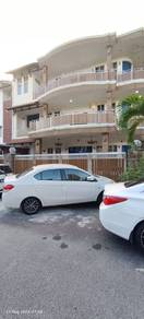 3 Storey House [Corner Unit] with Pool & Gerden Laman Residen, Slyg
