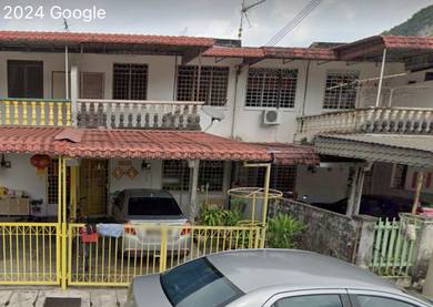 Walking distance to SMK Gunung Rapat 2 Sty House