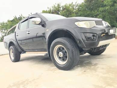Mitsubishi TRITON 2.5VGT 4WD(M)LUXURY SPEC/16"SSR