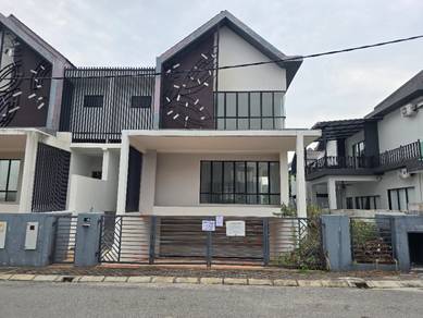 Three Storey Semi-D House At Panorama Lapangan Perdana, Ipoh, Perak.