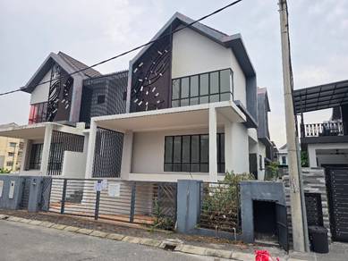 Three Storey Semi-D House At Panorama Lapangan Perdana, Ipoh, Perak.