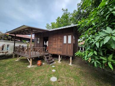 Single storey corner lot fasa 1 puncak alam renovated c/w wooden house