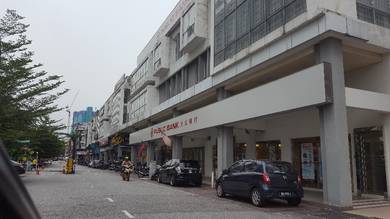 Corner shop. Walking distance Banks &amp; Malls. Below market. Tenanted