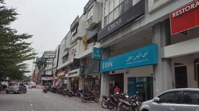 Corner shop. Walking distance Banks &amp; Malls. Below market. Tenanted