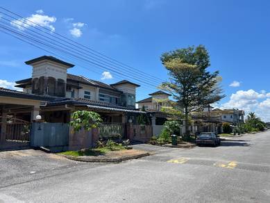 Taman Sri Moyan , 1 and a half Storey Semi D with extended kitchen