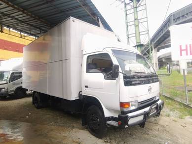 Nissan UD YU41T5 17ft Slide Door Box Lorry