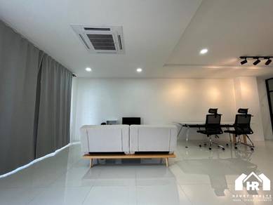 Casa Green Cybersouth / Double Storey Terrace House
