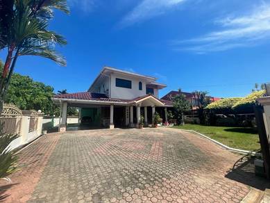 Well maintained large Bungalow in Tanjung Aru with sea views