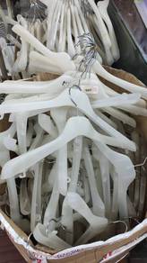Pengantung Baju 100 Batang Macam Baru