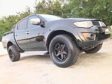Mitsubishi TRITON 2.5VGT 4WD(A)LUXURY SPEC/FACELIF