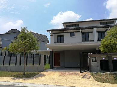 2 Storey End Lot With Land, Saffron Hill For Sale