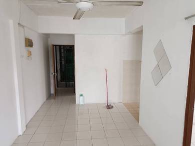 SALE - END/CORNER UNIT Apartment Blok H, Taman Sinaran Balakong.