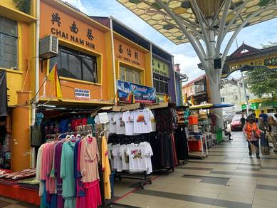 Business for Sale at India Street - Apparel Shop with 16 rooms hostels