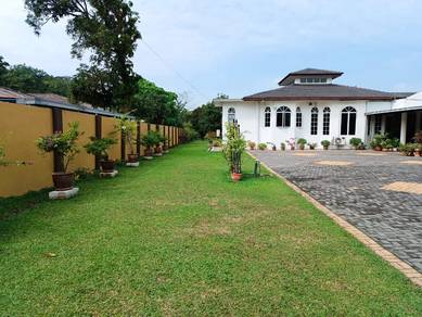 Sungai Buloh, big bungalow with very large land area for SALE!