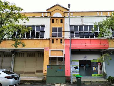 An intermediate unit 1.5-storey terrace factory for Sale