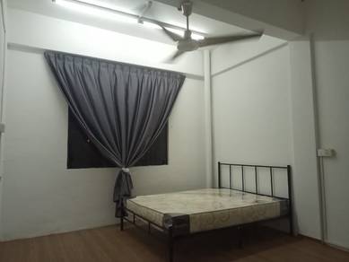 Bilik Queen Besar Bertingkap Jalan Tun Abdul Razak (Susur 4) JB