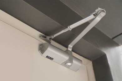 PASANG DOOR CLOSER l kawalan kelajuan pintu kayu l