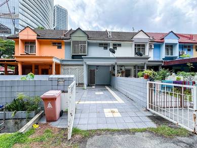 FACiNG OPEN 2 Storey Terrace 20x70 SS7 Kelana Jaya