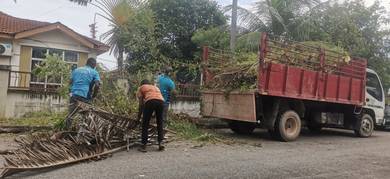 Kerja pembersihan kawasan rumah