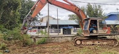 Kerja pembersihan kawasan rumah