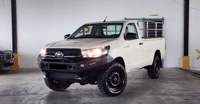 Toyota HILUX 2.4 MT (M) With Cargo Barrier!