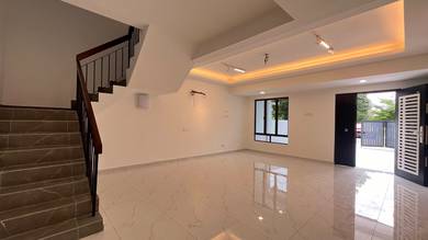 FACING FIELD FREE SNP LEGAL FEE NEWLY RENOVATED - Taman Puchong Utama