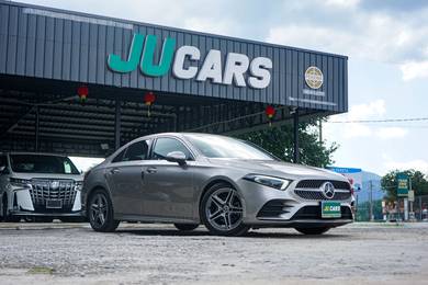 R 2020 Mercedes Benz A180 1.3 AMG LINE Sedan (A)