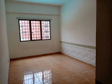 Permai Villa Puchong Apartment in Good condition Puchong Permai