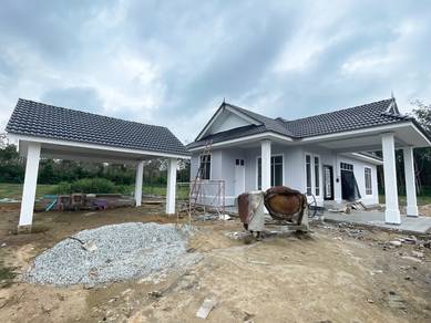 Banglo moden dan porch asing di Labok Machang. (Bebas banjir)