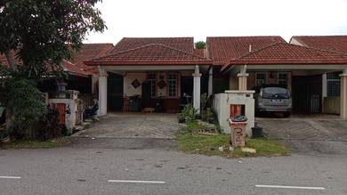 Teres Setingkat, Bandar Enstek, Belakang Pasaraya ZeMart