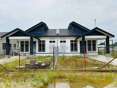 RUMAH SEMi D TEPI JALAN UTAMA DEPAN SEKOLAH MEMANDU ANDA MELOR