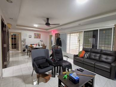 Low floor with huge balcony, 2 car parks, renovated & furnsihed!