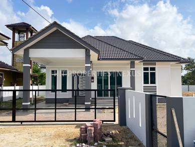 Banglo tanah luas di Kedai Lalat belakang sekolah dan klinik kesihatan