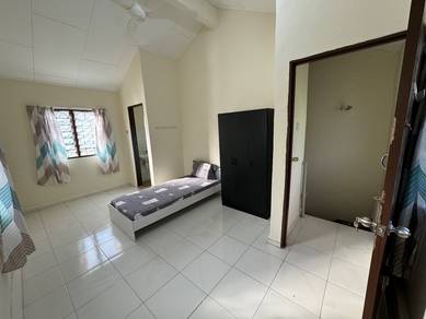Bilik Master sewa. Attached bathroom