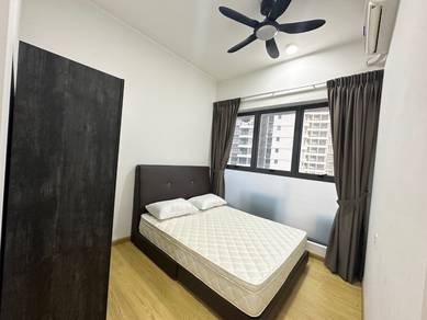 Master Bedroom (country garden danga bay) near ciq- shuttle bus to ciq