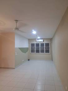 Pangsapuri De Palma, Setia Alam. Partially Furnish. 2 Carparks.