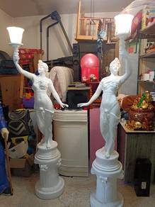 Lady statue (fibre)
