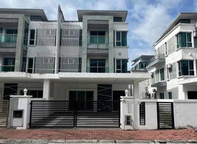 3.216. 3-Storey Intermediate Townhouse at perak For Sale