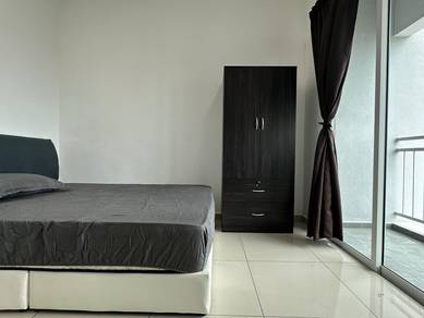 Middle Room with balcony for rent at Solaria Residence, Bayan Leoas