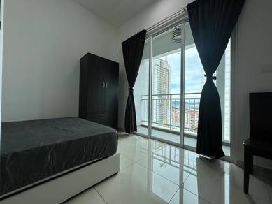 Middle Room with balcony for rent at Solaria Residence, Bayan Leoas